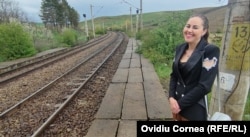 Alexandra lucrează de multă vreme în Italia, dar și-a cumpărat o casă la Ploscoș, unde locuiește mama ei. E singurul pasager din gara Ploscoș, într-o după amiază din timpul săptămânii.