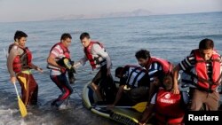 Грекиянын Кос аралына деңиз аркылуу келген пакистандык мигранттар. 18-август, 2015-жыл. Иллюстрациялык сүрөт.