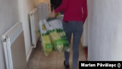 Pungile transparente cu cârnați au fost așezate în sacose de supermarket prin care nu se poate vedea.