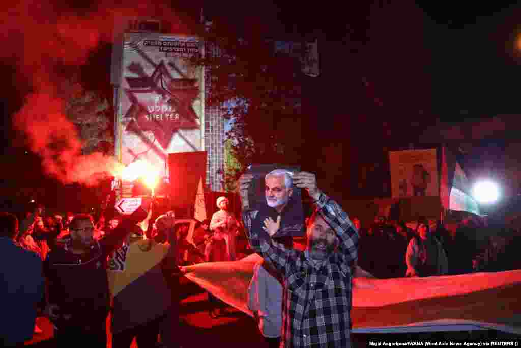 Житель Тегерану тримає портрет генерал-майора КВІР Касема Сулеймані. Сулеймані був убитий ударом американського безпілотника біля міжнародного аеропорту Багдада 3 січня 2020 року, коли прямував на зустріч з іракським прем'єр-міністром Аділом Абдул-Махді
