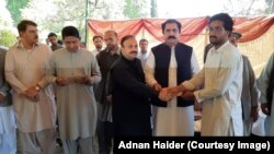 د انتظامیې لخوا د پېښې د قربانیانو کورنیو ته چیکونه ورکول کېږي: انځور مې ۱۲ 