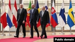 Слева направо: президент Азербайджана Ильхам Алиев, председатель Европейского совета Шарль Мишель и премьер-министр Армении Никол Пашинян 
