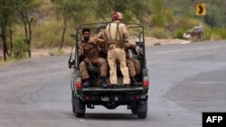 د پاکستاني پوځيانو يو ګاډی د ګزمې پر مهال ــ انځور له ارشيفه