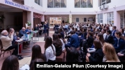 Lansarea antologiei Poezia românească după 1945 la liceul Aristotel din Chişinău. 