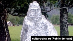 Жарынак бектин  “Кезер-Таш” эстелиги 2013-жылдын 13-июнунда  Башка-үүс өзөнү менен Челушман дарыясынын кошулган жеринде орнотулган. Жарынакты алтайлыктар өз бабасы катары санап,  “Кайракан Жарынак” деп аташат. Улаган району, Алтай Республикасы, Орусия.