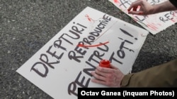 După 23 de ani în care avortul a fost interzis în România, FSN a legalizat întreruperea de sarcină prin decretul 1 din 26 decembrie 1989. Politica lui Nicolae Ceaușescu lăsase traume atât de grave încât a fost mai urgentă legalizarea avorturilor decât pluralismul politic.