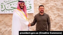 Президент України Володимир Зеленський та наслідний принц Саудівської Аравії, прем’єр-міністр Мухаммад бін Салман під час саміту Ліги арабських держав в Джидді, Саудівська Аравія. 19 травня 2023 року