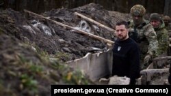 Президент України Володимир Зеленський під час робочої поїздки до Сумської області перевіряє виконання завдань підрозділами Державної прикордонної служби України на кордоні з Росією, 2023 рік