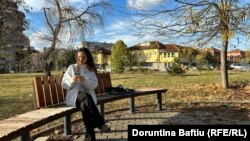 Diellza Smani, e ulur në një karrige në kampusin e Universitetit të Prishtinës.