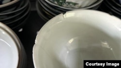 Балдар тамак ичкен идиштер. Аравандагы интернат. Кыйноолорго каршы борбор тараткан сүрөт.