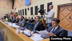 Poslanici opozicione Liste za pravdu i red uoči skupštinske rasprave (skroz desno: Nebojša Vukanović), Banja Luka, BiH, 21. jun 2023.