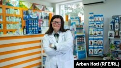 Ndalore Likaj në barnatoren ku punon në Prizren.