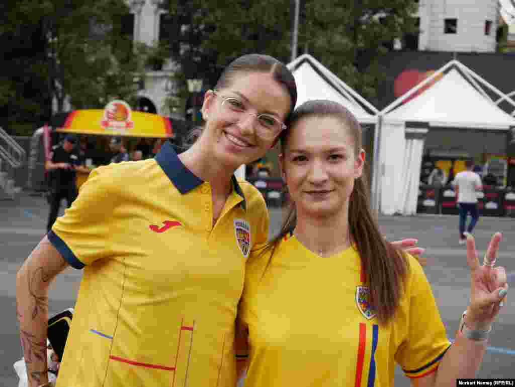 În București, microbiștii au purtat tricouri galbene, cu numele jucătorilor preferați, precum Pușcaș, Hagi, Nistor sau Lăcătuș.&nbsp;