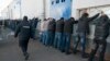 Москванын Бирюлово районундагы полициянын рейди маалында кармалган мигранттар. Архив 