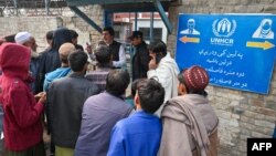 افغان کډوال په نوښار کې د ملګرو ملتونو د کډوالو ادارې چارواکو ته د ستنېدو لپاره نومونه ورليکي ـ انځور له ارشيفه