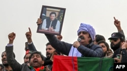 علي امین ګنډه پور د فبرورۍ پر ۱۷مه په پېښور کې د احتجاجي جلسې پر مهال د تحریک انصاف د مشر عمران خان انځور نیولی دی.