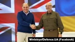 Ministrul ucrainean al apărării, Oleksi Reznikov (dreapta), îl întâmpină pe ministrul britanic al apărării, Ben Wallace, la Kiev, 24 mai.