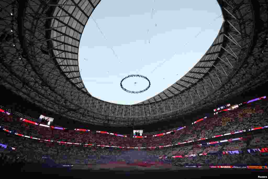 "Лусаил" стадионуна 88 миң көрүүчү батат. Былтыр бул стадиондо футбол боюнча Дүйнө чемпионатынын финалдык оюну өткөн. Анда Месси баштаган Аргентина курамасы чемпион болгон.