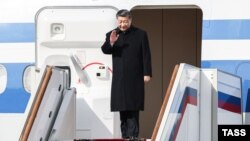 Си Цзинпиндин учагы жергиликтүү убакыт менен саат 13:00 чамасында Москванын Внуково аэропортуна конду. 20-март, 2023-жыл.
