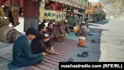 شماری از راننده ها که منتظر باز شدن دروازه تورخم اند