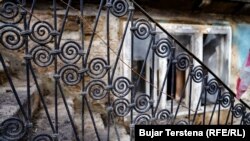 Parmakët e shkallëve të shtëpisë së djegur të familjes Koroglu në Mitrovicë të Jugut.