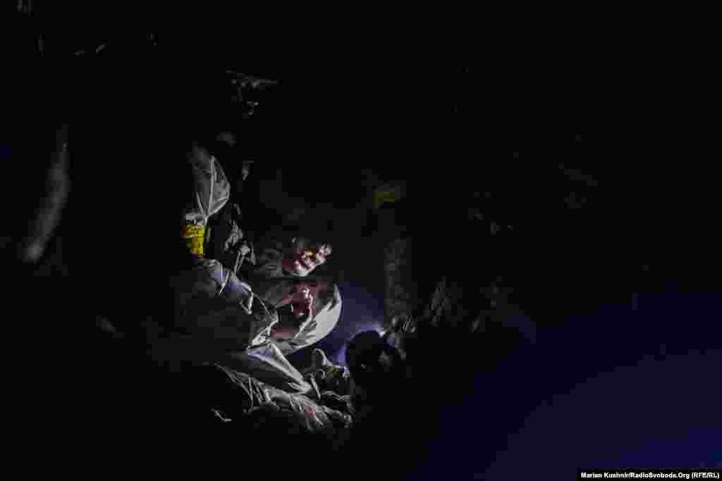 Хтось намагається заснути, а хтось &ndash; перекусити. Мрія про гарячу їжу на передовій &ndash; ще та тема для обговорення. Дістаючи шматок хліба і жмут сосисок, хлопці згадують, що десь в тому селі, куди вони повернуться з фронту, продається піца. З якими смаками &ndash; ніхто не знає, але про неї згадують кілька разів і розповідають доволі смачно.