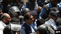 په پاکستان کړکېچ د مې پر نهمه د تحریک انصاف مشر عمران خان تر نیولو وروسته زیات شوی دی ـ 