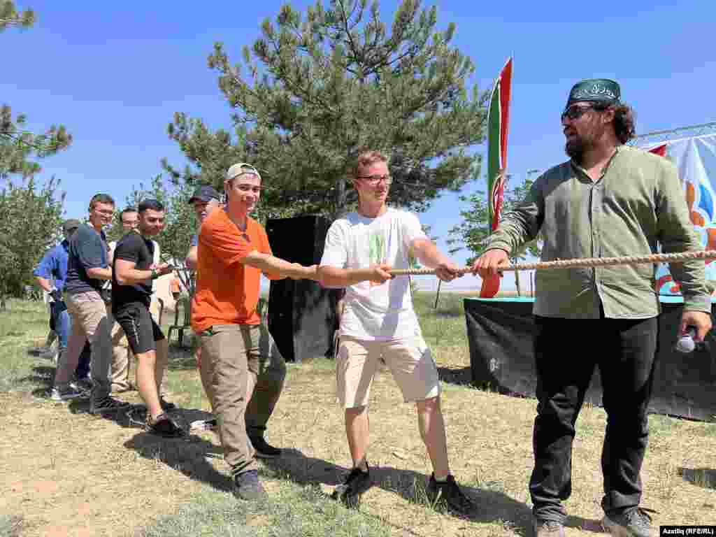 Егетләр канат тартып кем көчләрәк икәнен ачыклады