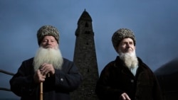 Старейшины Веденского и Сержень-Юртовского районов возле восстановленной старинной родовой башни, построенной в XVIII веке. Фото: Дмитрий Беляков