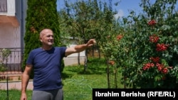 Fatmir Mjekiki stoji u dvorištu kuće čiji je dio eksproprisan