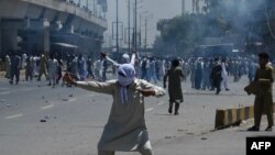 د مې پر نهمه، په پېښور کې د تحريک انصاف پلويانو د عمران خن د نيولو پرضد احتجاجي مظاهره وکړه.