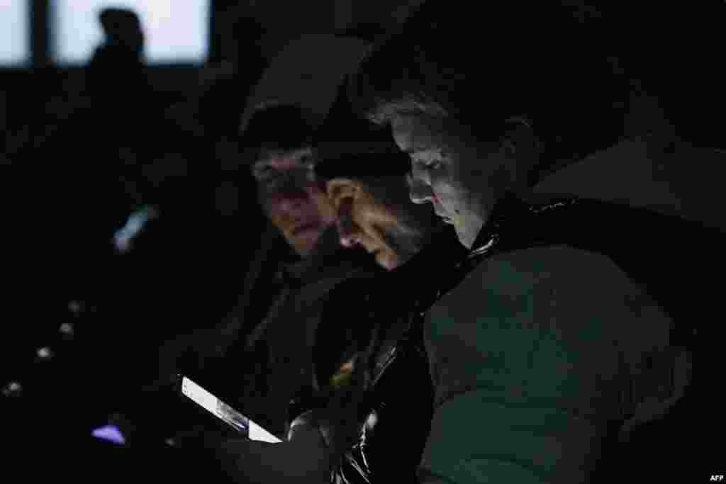 Казакстандын түндүк-батышындагы Караганды облусундагы көмүр шахтасында чыккан өрттөн кийин жакындарынын амандыгын тилеп күткөндөр.&nbsp;Костенко шахтасындагы жарылууда 46 киши каза тапкан. Жер алдында жүргөн 252 кенчинин 206сы өз алдынча чыгып кетүүгө үлгүргөн. 28-октябрь, 2023-жыл.&nbsp;(Photo by AFP)&nbsp;