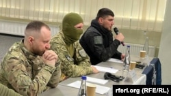 Зліва направо: представник Легіону «Свобода Росії» Олексій Барановський, боєць «Сиббату» «Холод» і командир РДК Денис Нікітін під час пресконференції, 21 березня 2024 року