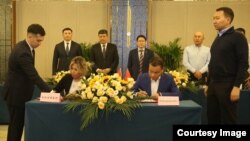Кыргыз-кытай соода борборун түзүү боюнча меморандумга кол  коюу учуру. Үрүмчү. 2023