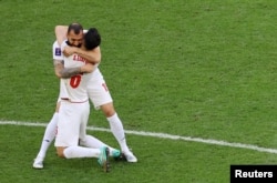 Ирандык оюнчулар жарым финалга чыкканына кубанып жатышат.