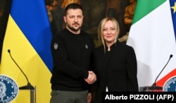 Italia și Ucraina au semnat în februarie un acord bilateral de securitate, iar președintele Zelenski consideră că prim-ministra de la Roma este un susținător al Kievului, chiar dacă italienii de rând nu au o opinie la fel de puternică.