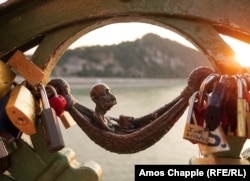 Austro-Hungarian ruler Franz Joseph depicted relaxing in a hammock on Budapest's Liberty Bridge. The artwork was placed by Kolodko in 2021, on the 125th anniversary of the opening of the famous bridge.