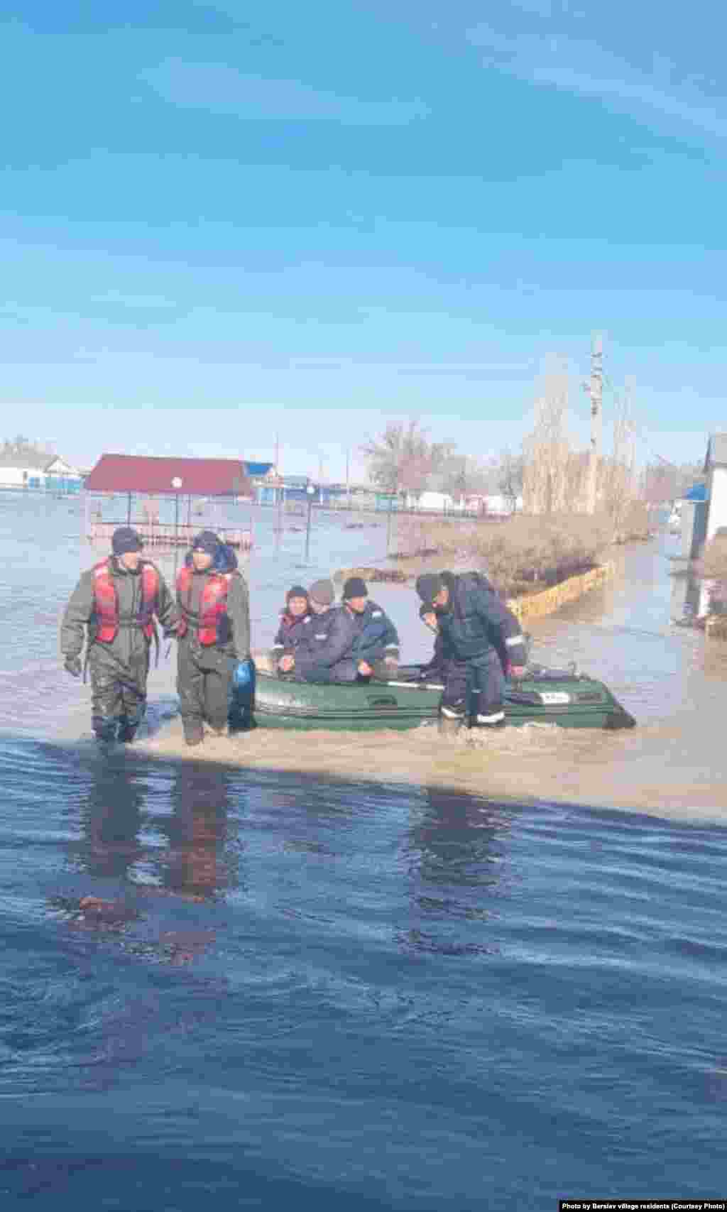 Берсиев ауылын былтыр, 2023 жылы көктемде де су алып, он үй бұзылған. "Сол кездегі облыс әкімі Ералы Тоғжанов ауылға үш рет келіп кеткен еді. Ал биыл не аудан, не ауыл әкімін көрген жоқпыз. Үрейге берілген халық өзімен-өзі болып отыр. Жағдай әлі күрделі", &ndash; деді жергілікті тұрғын.