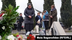 საოკუპაციო რეჟიმის მსხვერპლის - არჩილ ტატუნაშვილის დედა და ოჯახის წევრები მუხათგვერდის ძმათა სასაფლაოზე. 22 თებერვალი, 2024 წელი.