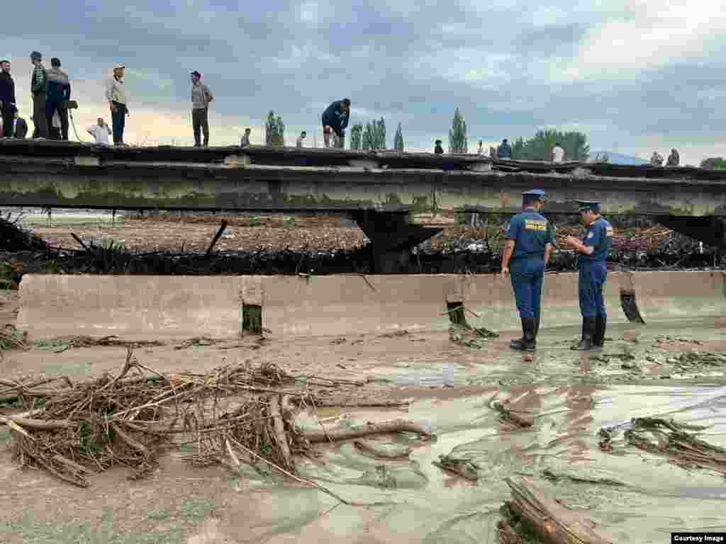 Суу ташкыны көпүрөлөрдү жууп кетти.&nbsp;