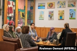 Një prej dhomave në Shtëpinë e të Moshuarve në Prishtinë, ku banoret e kalojnë një pjesë të kohës së lirë duke punuar punë dore. Nëntor 2023.