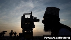 د عربي رسنیو ترمخه د حج لوی رکن وقوف عرفه به د جون پر ۱۵مه وي. 