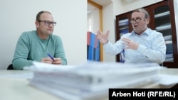 Mustafa Nilja, direktor katastra u Peći i Arđent Leši, pravni službenik pri odeljenju za katastar.