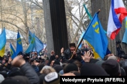 Проукраїнські активісти зірвали позачергову сесію Верховної Ради АР Крим. Сімферополь, 26 лютого 2014 року