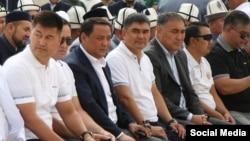 Райымбек Матраимовдун эки жагында отурган Жогорку Кеңештин депутаттары Шайлообек Атазов менен Айбек Осмонов. Бишкек. 2023-жыл. 