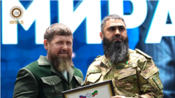 Нохчийчоьнан куьйгалхо Кадыров Рамзан а, "Восток-Ахмат" батальонан командир Хамбулатов Ваха а. 2024-чу шеран охан-беттан 16-гIа. Видеон скриншот
