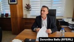 Lulzim Hetemi, kryetar i Komunës së Leposaviqit, duke punuar në zyrën e tij.