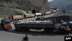 لاری های که اموال تجارتی را به دو کشور افغانستان و پاکستان انتقال می دهند. 