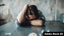 Consumul de droguri s-a răspândit masiv în rândul adolescenților și tinerilor în ultimii ani; izolarea din vremea pandemiei 2020-2022 a fost un factor favorizant. Imagine generică.