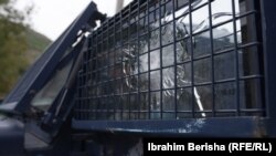 Një automjet i Policisë së Kosovës i dëmtuar nga plumbat gjatë sulmit në veri të Kosovës më 24 shtator 2023.